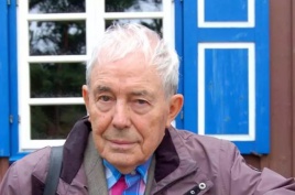 Leonas Stepanauskas prie Tomo Mano memorialinio muziejaus Nidoje